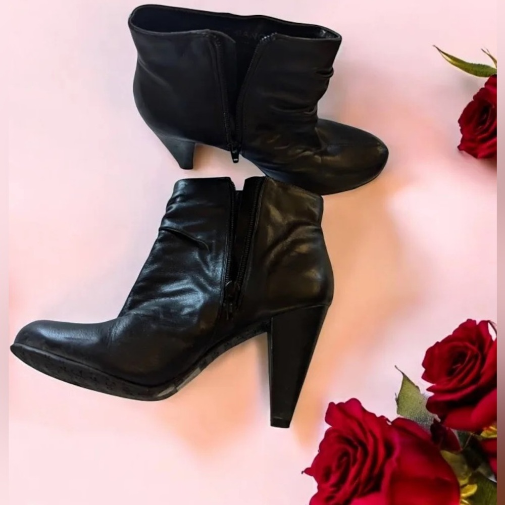 Arturo Chiang Sexy Black Crinkled Leather Heeled Ankle Boots Heels size 8.5